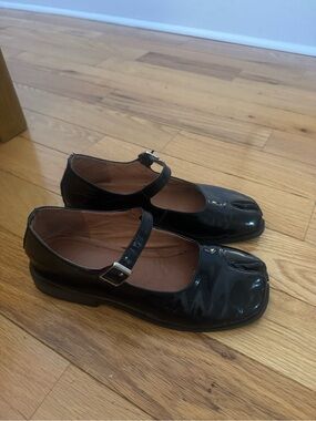 Patent Leather Mary Jane Tabi Shoes